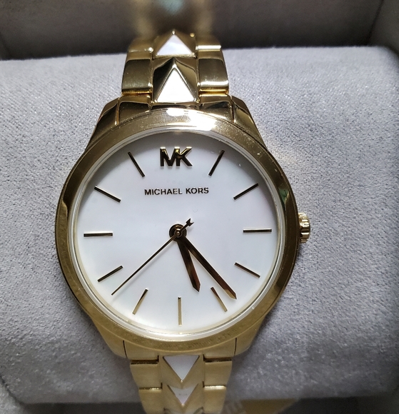 Michael Kors Ladies Watch Gold and Pearl - Picture 2 of 16